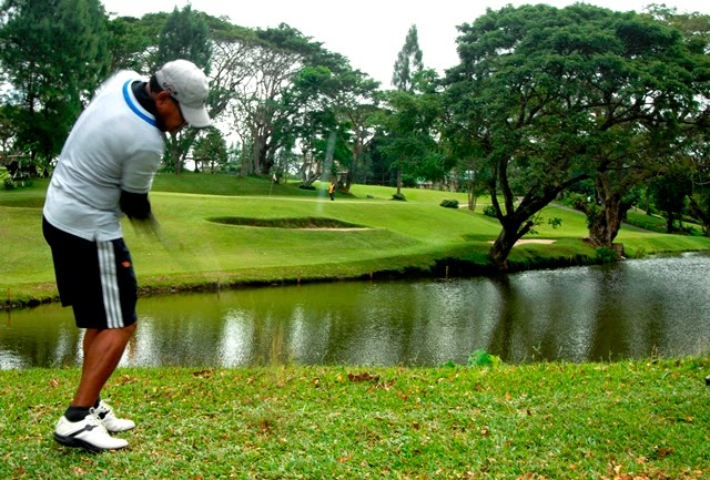 An Ilonggo player is seen playing golf at the Iloilo Golf and Country Club in Sta. Barbara. PHOTO BY RAY TABAFUNDA