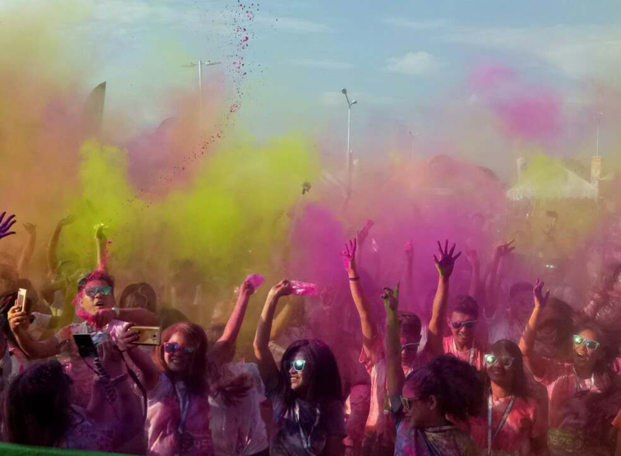 Color in paradise: Vista Mall Iloilo hosts Color Manila fun run