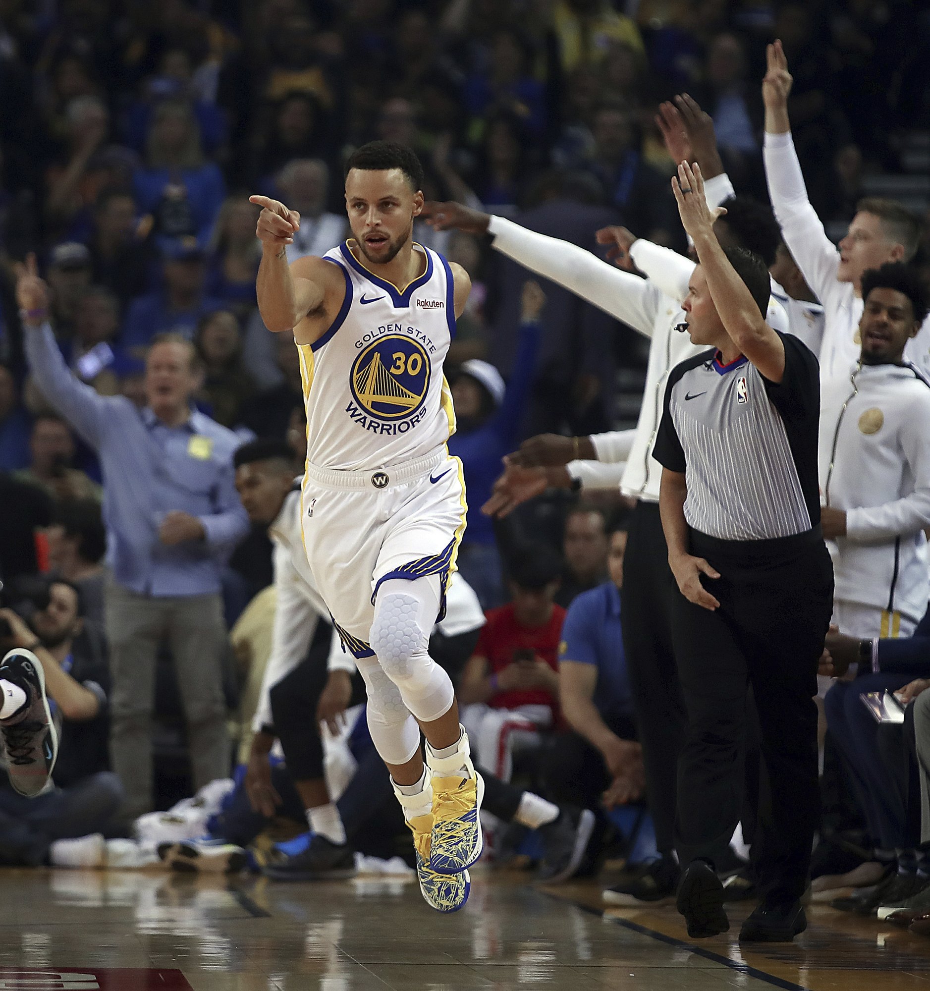 Curry, Durant lead Warriors past Thunder in festive opener