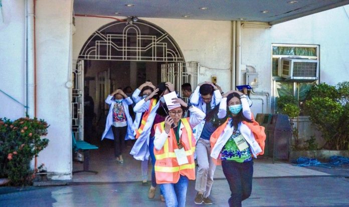 READY FOR THE ‘BIG ONE’? The medical staff of Iloilo Mission Hospital in La Paz, Iloilo City rehearse the basic earthquake response “duck, cover and hold” in preparation for today’s (Feb. 21, 2019) national simultaneous earthquake drill. IAN PAUL CORDERO/PN