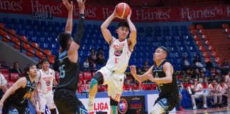 Pao Javelona of Bacolod Master Sardines looks to pass the ball after being hounded by the defense of fellow Bacolodnon Kib Montalbo of Makati Super Crunch. MPBL PHOTO