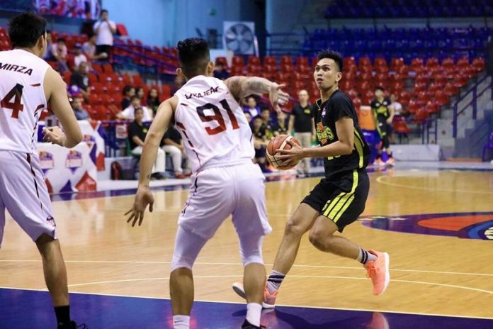 Technological Institute of Technology Engineers’ Brian Santos picked up his dribble after being defended by a Hyperwash player. PBA PHOTO