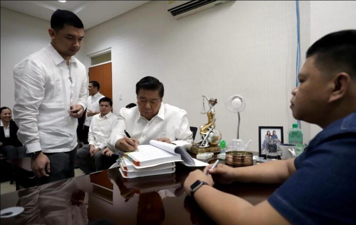 Senate Minority Leader Franklin Drilon of Iloilo again files criminal raps for four counts of cyberlibel before the Pasay City Prosecutor’s Office against a former Iloilo provincial administrator who was earlier sentenced by the Pasay Regional Trial Court Branch 118 to four years and two months imprisonment over libelous social media posts. PHOTO BY JOSEPH VIDAL/PRIB