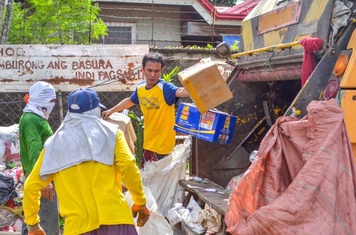 Commissioned personnel of J.S Layson & Co., Inc. collect garbage of residents in Barangay Burgos-Mabini, La Paz, Iloilo City on Tuesday morning. Republic Act 9003, or the Ecological Solid Waste Management Act of 2000, mandates local government units to adopt proper segregation, collection, transport, storage, treatment, and disposal of solid waste through the formulation and adoption of the best environmental practices. IAN PAUL CORDERO/PN