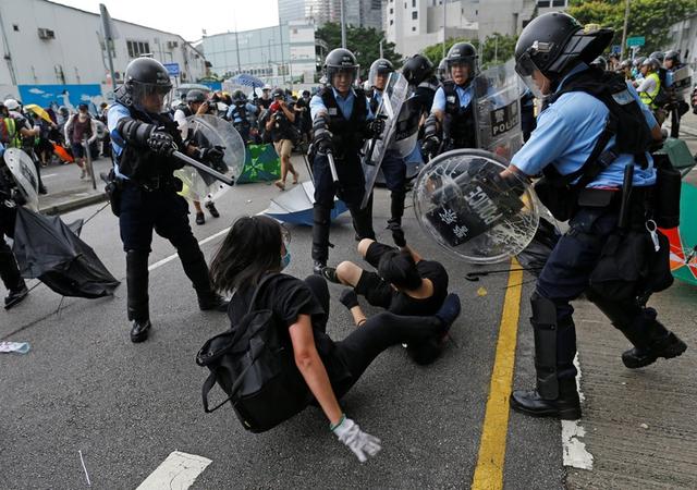 Riot police try to disperse protesters near a flag raising ceremony for the anniversary of Hong Kong handover to China in Hong Kong, China July 1, 2019. REUTERS