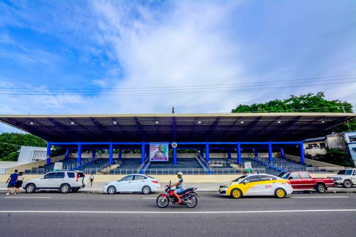 Mayor Jerry Treñas names the new grandstand on Muelle Loney Street in City Proper as “Iloilo City Freedom Grandstand” on July 29. IAN PAUL CORDERO/PN