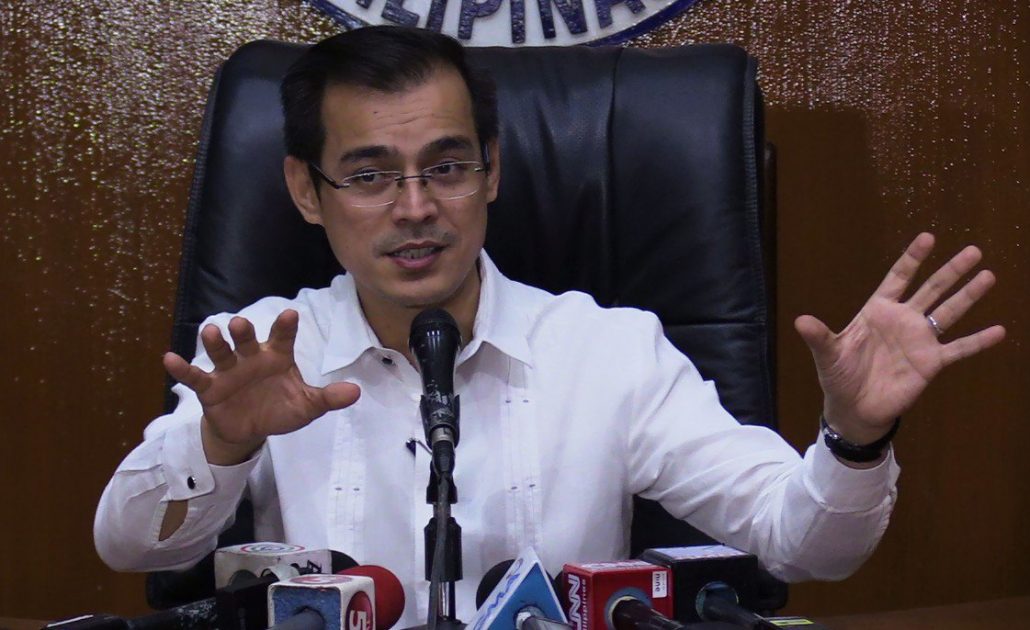 DILG chief eyes Isko formula in clearing roads