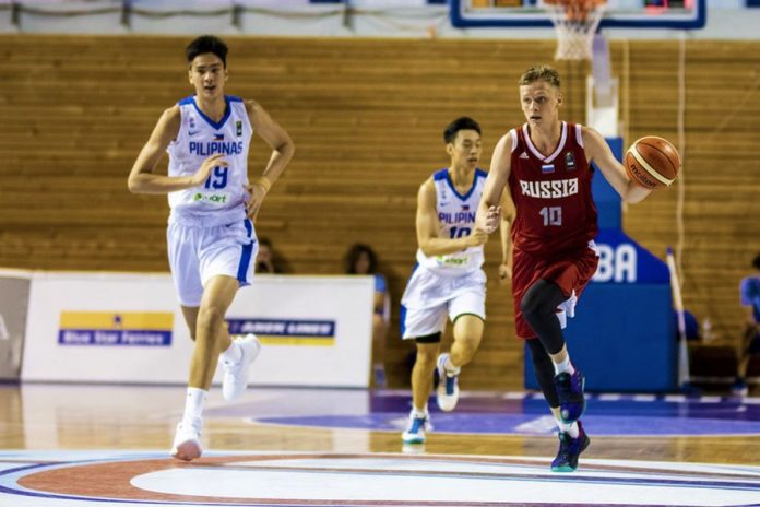 Gilas Pilipinas Youth’s Kai Sotto is way behind on the defense as a Russian player goes for a transition basket. FIBA