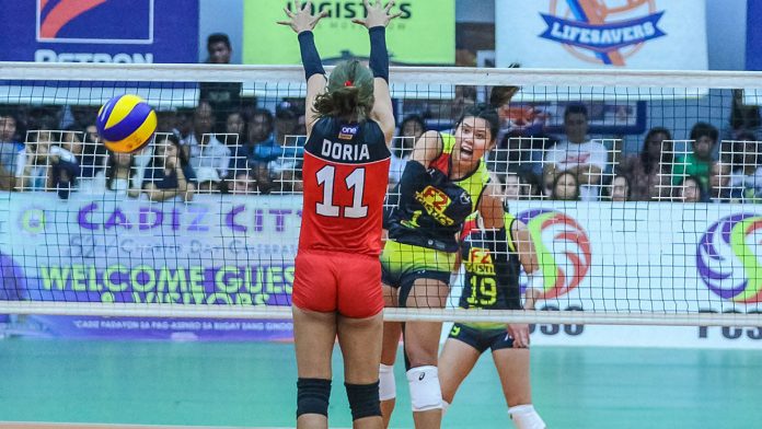 F2 Logistics Cargo Movers’ Kalei Mau scores over the defense of Cignal HD Spikers’ Roselyn Doria.