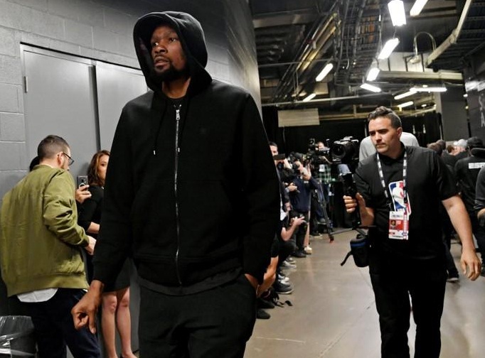 Kevin Durant enters the stadium before game five of the 2019 NBA Finals against Toronto Raptors at Scotiabank Arena in June 2019. He was playing for Golden State Warriors then. On Monday (Philippine time), Brooklyn Nets announced Durant will be playing for them, wearing a new number for the first time since entering the NBA: No. 7. USA TODAY