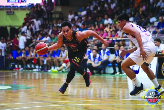 Bacolod Master Sardines’ Mark Tallo eludes his San Juan Knights defenders for an inside drive. MPBL