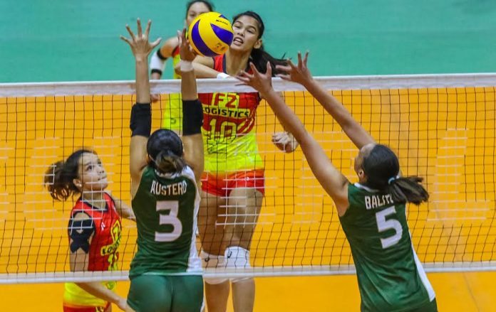 F2 Logistics Cargo Movers’ Mary Joy Baron scores over the defense of Sta. Lucia Lady Realtors’ Rachel Austero and Roselle Baliton. PSL PHOTO