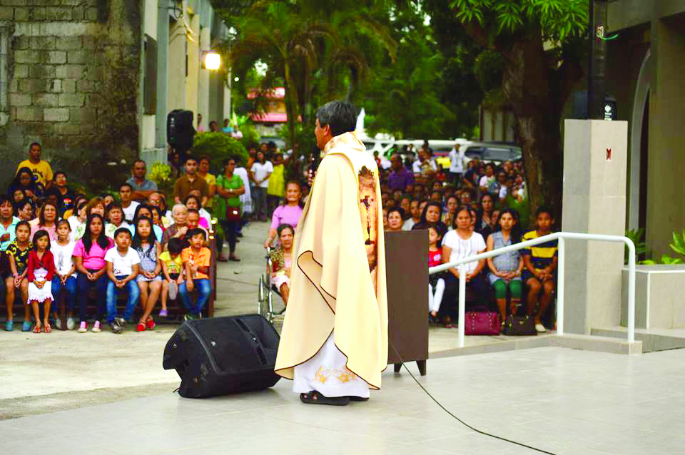 The al fresco mass celebrated by Rev. Fr. Fernando Suarez