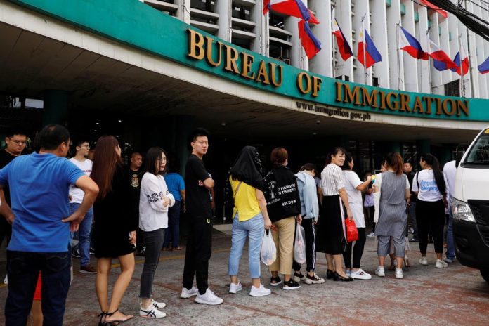 The Department of Foreign Affairs considers removing “visas upon arrival” privilege for foreigners following an influx of Chinese tourists who become workers in the Philippines. ABS-CBN NEWS