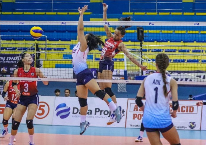 Cherry Rondina of Petron Blaze Spikers splashes the ball towards the defense of Rhea Ramirez of Marinerang Pilipina Lady Skippers. PSL PHOTO