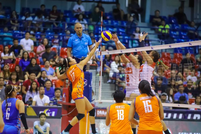 Ilongga Fiola Ceballos of Generika-Ayala Lifesavers tries to score over Guimarasnon Jovelyn Gonzaga of Cignal HD Spikers. PSL PHOTO