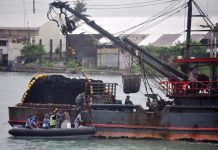 ILLEGAL FISHING. Personnel of the Bureau of Fisheries and Aquatic Resources, Philippine Coast Guard and Philippine National Police – Maritime Command apprehend an illegal commercial fishing vessel in this simulation of an anti-illegal fishing operation at the Iloilo Fishing Port Complex on Aug. 1, 2019. PHOTO BY JOSELITO VILLASIS