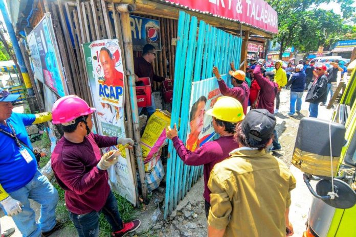 HUGE OBSTRUCTION. Demolition men of the Iloilo City government dismantle this illegal structure encroaching on the sidewalk of Guzman-Jesena Street in Mandurriao district. During his fourth State of the Nation Address, President Rodrigo Duterte ordered local governments to reclaim all public roads that are being used for private ends. IAN PAUL CORDERO/PN