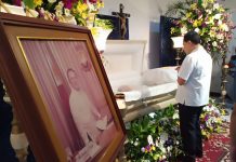 Iloilo Gov. Arthur R. Defensor Jr. pays his respects to former Gov. Simplicio C. Griño at the St. Joseph the Worker Mortuary in Barangay Sambag, Jaro. BALITA HALIN SA KAPITOLYO