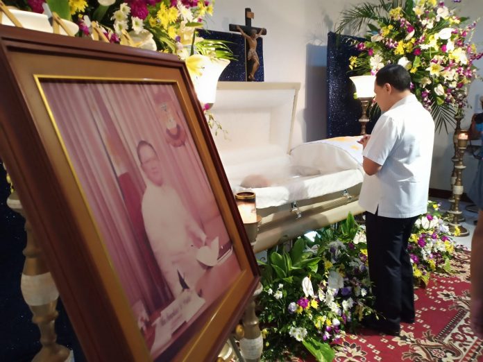 Iloilo Gov. Arthur R. Defensor Jr. pays his respects to former Gov. Simplicio C. Griño at the St. Joseph the Worker Mortuary in Barangay Sambag, Jaro. BALITA HALIN SA KAPITOLYO