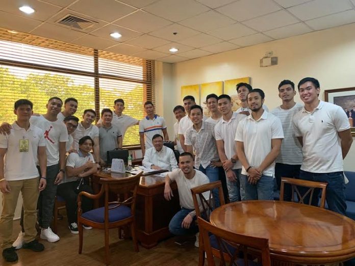 The Iloilo United Royals led by team owner Julio Javelosa pay Iloilo City’s Mayor Jerry Treñas a visit. PHOTO COURTESY OF DEXTER DY