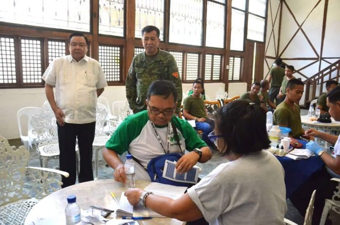 Mayor Jerry Treñas checks the bloodletting activity organized by the Iloilo City government, Philippine Red Cross and Western Visayas Medical Center. It was participated in by the Philippine Army, Philippine National Police, Bureau of Fire Protection, city government employees, and Liga ng mga Barangay, among others. The Aug 14. event was part of Iloilo City’s 82nd Charter Day Celebration.