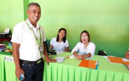 Antique Provincial Board Member Pio Jessielito Sumande (left) and public school teachers discuss an ordinance that will grant financial assistance to senior high school students. ANNABEL CONSUELO PETINGLAY/PNA