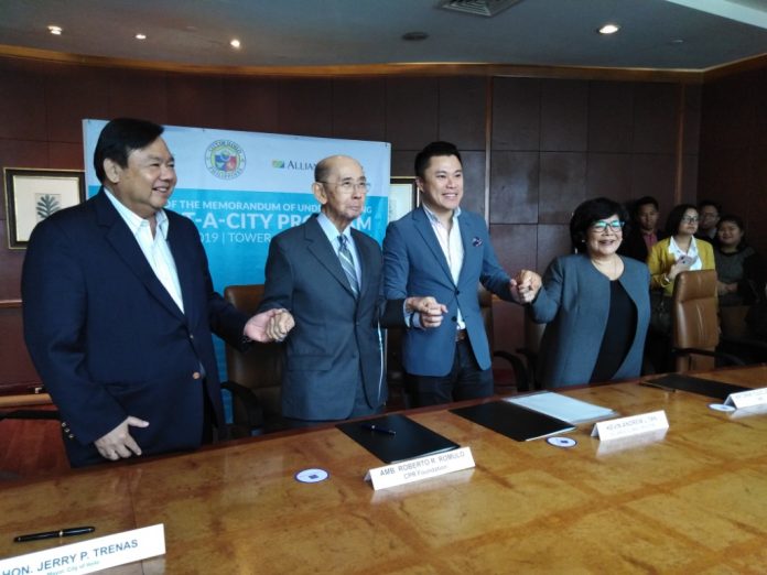 (From left) Iloilo City’s Mayor Jerry Treñas, Ambassador Roberto R. Romulo (National Resiliency Council convenor), Kevin Andrew Tan (CEO, Alliance Global Group Inc. and chief strategy officer, Megaworld) and National Resiliency Council president Ma. Antonia Yulo Loyzaga join hands in a symbolic gesture of partnership after the signing of a memorandum of understanding for the Adopt-a-City Initiative for climate and disaster preparedness. The goal is to make Iloilo City more resilient.