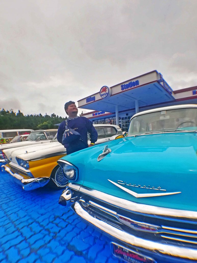 Take photos with vintage cars at the Americana-themed Filling Station Café in Dahilayan Adventure Park.