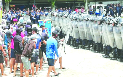 The Civil Disturbance Management (CDM) contingent of Bacolod City Police Office responds to a simulated protest scenario during the 2nd Regional CDM Competition held at the Negros Occidental Police Provincial Office grounds in Bacolod City on Sept. 3. The competition, held in three phases, tested the operational readiness of the CDM units. PNA/PN