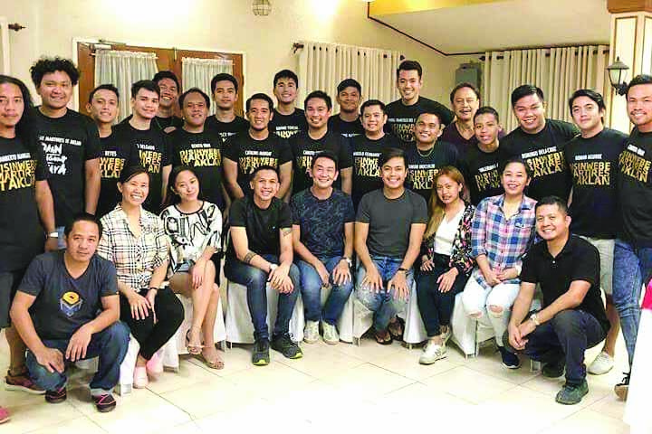 The team of Daan Patungong Tawaya. Seated are the production crew; standing behind them are the film reenactment actors from Kalibo, Aklan.