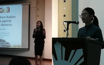 Jenny Marie Blancaflor (left) and Ma. Isabel Layson present their health-related researches during the 2019 Regional Research Utilization Forum on Sept. 25. GAIL MOMBLAN/PNA