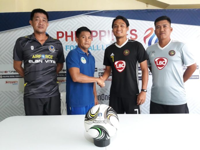 Kaya Futbol Club-Iloilo’s Jovin Bedic shakes hands with a Philippine Air Force FC player during the press conference before their 2019 Philippines Football League game this afternoon. KAYA ILOILO PHOTO