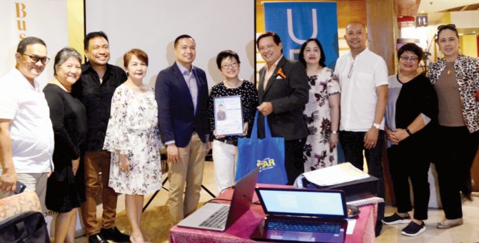 Joanna Chan-Mojica, chief media officer of Dentsu Aegis Philippines and chief executive officer of Carat Philippines (center) receives a plaque of appreciation from UPMG president Barbie Atienza, External Affairs head of Manila Bulletin Publishing Corp., (5th from right) and a token of appreciation from Philstar Media Group executive vice-president Lucien Dy Tioco (5th from left) together with UPMG officers and directors: (From left) Jong Arcano, Key Relations head of Philippine Daily Inquirer, Annie Grefal, OIC for Sales and Operations of Manila Standard, Marvin Estigoy, VP for Sales & Advertising of Business Mirror, Vivienne Motomal, AVP for Sales & Advertising of Journal Group of Publications, Jay Sarmiento, senior manager for Program Sales of Philippine STAR, and Sales and Marketing head of BusinessWorld, Jun Aluad, Advertising manager of Pilipino Star Ngayon, Sherly Baula Credit & Collection manager of Chinese Commercial News, and Badette Cunanan, PR manager of Manila Bulletin Publishing Corp.