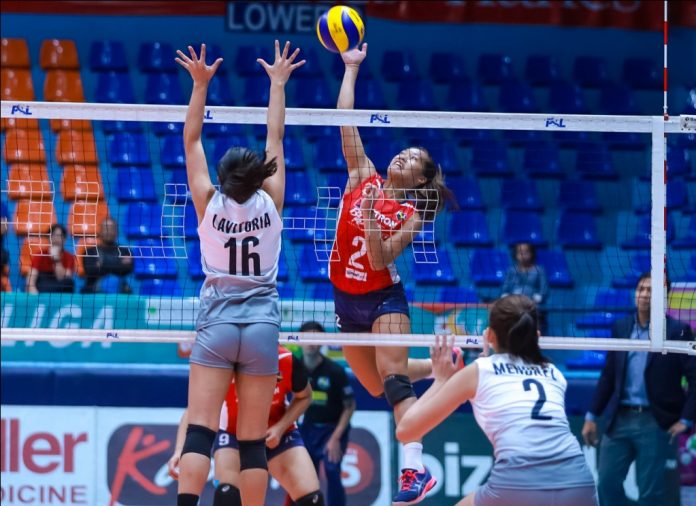 Negrense Bernadeth Pons of Petron Blaze Spikers evades the defense of Generika-Ayala Lifesavers’ Jamie Lavitoria for a drop shot. PSL PHOTO