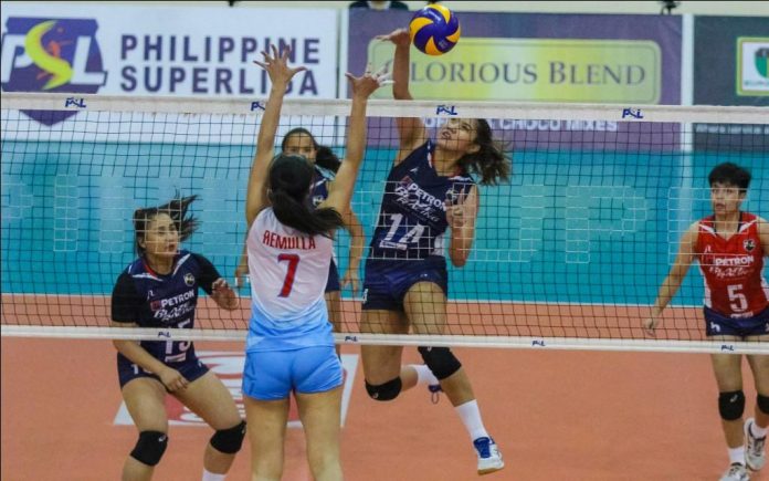 Petron Blaze Spikers’ Chlodia Cortez dumps the ball against Marinerang Pilipina Lady Skippers’ Ivy Remulla. PSL PHOTO