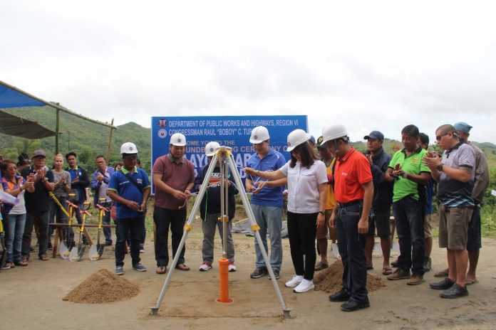 Department of Public Works and Highways-6 regional director Lea Delfinado and Iloilo 5th Congressional district representative Raul “Boboy” Tupas, along with other officials, lead the ceremonial laying capsule to commence the road concreting of Maayon-Sara Road (Iloilo) Road, Sara Section. MELVIN SEDICOL AND CHARLIE CALAPARDO