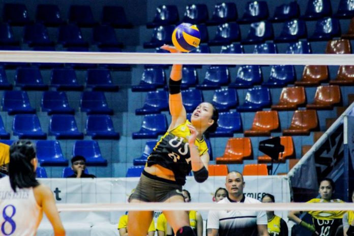 University of Santo Tomas Golden Tigresses’ Ejiya Laure sees a hole in the defense of the Ateneo Lady Eagles. SPORTS VISION PHOTO