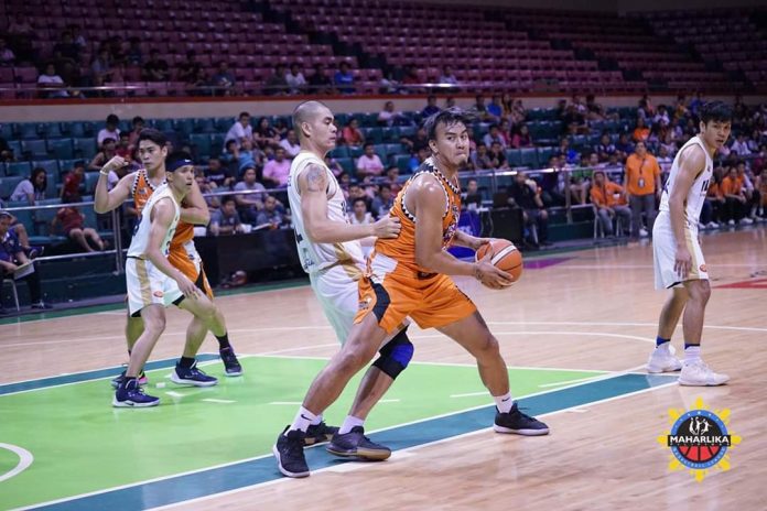 Iloilo United Royals’ Frederick Rodriguez tries to stand his ground against a Pampanga Giant Lanterns player. MBPL PHOTO