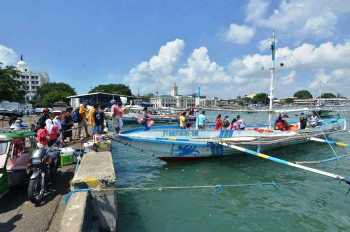 From the Parola wharf, the berthing area of motorboats plying the Iloilo City – Guimaras route has been temporarily moved to the old wharf of Bacolod City-bound fastcrafts on Iloilo City’s Muelley Loney Street to give way to the dredging of the mouth of the Iloilo River. IAN PAUL CORDERO/PN