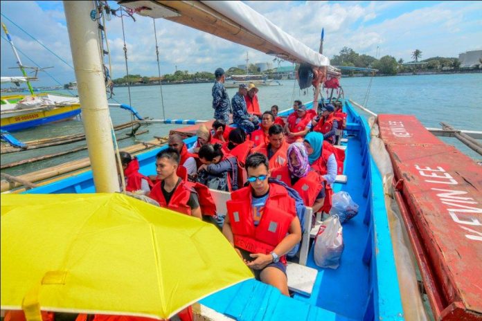 INCONVENIENT RIDE. These boat passengers bound for Guimaras from Iloilo City are exposed to the elements. Motorboats crossing the Iloilo Strait are no longer allowed to use tarpaulin covers. IAN PAUL CORDERO/PN