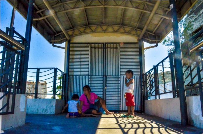 ‘WHITE ELEPHANT’. Iron grills secure this four-year-old unused elevator of the P19.3-million overpass on Sen. Benigno Aquino Jr. Avenue in Mandurriao, Iloilo City. With very few pedestrians using the overpass, the facility has degenerated into a dirty “comfort room”. The homeless have also found it a good place to rest. IAN PAUL CORDERO/PN