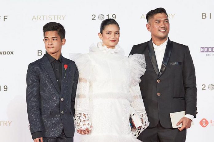 Meryll Soriano, Jansen Magpusao, and director Arden Rod Condez at the red carpet of the Busan International Film Festival (BIFF) Opening Ceremony on Oct. 3, 2019. BIFF Press