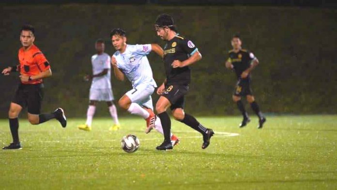 Ceres-Negros FC’s Miguel Tanton tries to control the ball from a phalanx of Green Archers United FC players. PFL PHOTO