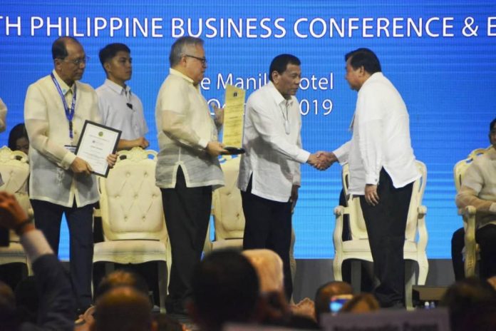 President Rodrigo Duterte (4th from left) congratulates Mayor Jerry Treñas for Iloilo City’s winning of the 2019 Most Business-Friendly Highly Urbanized City (HUC) award from the Philippine Chamber of Commerce and Industry during the chambers’ 45th Philippine Business Conference and Expo on Oct. 17 at the Manila Hotel.