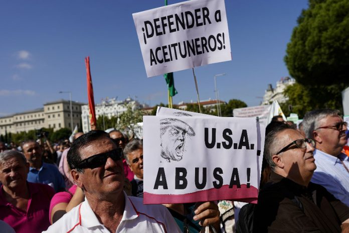 Spanish olive oil producers protest against the decrease of olive oil prices in Madrid, Spain, Oct. 10. JUAN MEDINA/REUTERS