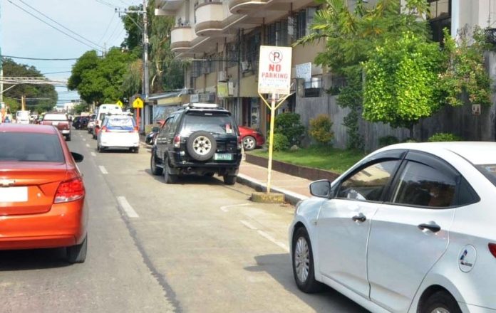 TRAFFIC VIOLATION. There’s a “No Parking” sign on this part of Timawa Street in Molo, Iloilo City but the drivers of these vehicles are ignoring it. Are there no traffic enforcers in the area to apprehend these violators? IAN PAUL CORDERO/PN