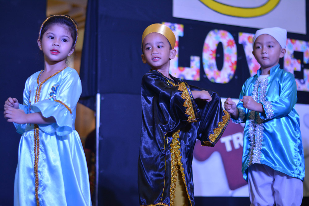 Kids are seen wearing Moroccan tradition clothing.