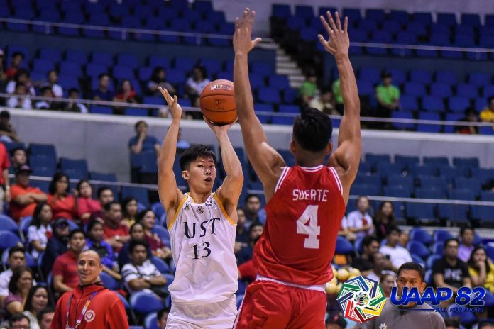 University of Santo Tomas Growling Tigers’ Zachary Huang found his shooting touch from outside. He finished with a career-high 22 points against the University of the East Red Warriors. UAAP PHOTO