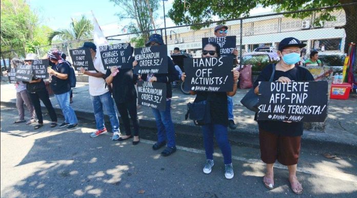 Activists in Iloilo City protest what they describe as “de facto martial rule” in Negros Island, Samar and the Bicol Region due to President Rodrigo Duterte’s Memorandum Order No. 32 that bolsters the deployment of government troops in the three areas wrecked by violence. IAN PAUL CORDERO/PN